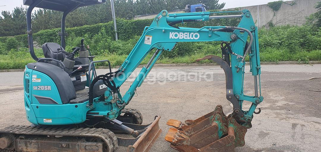 코벨코20 집게장착 굴삭기--1