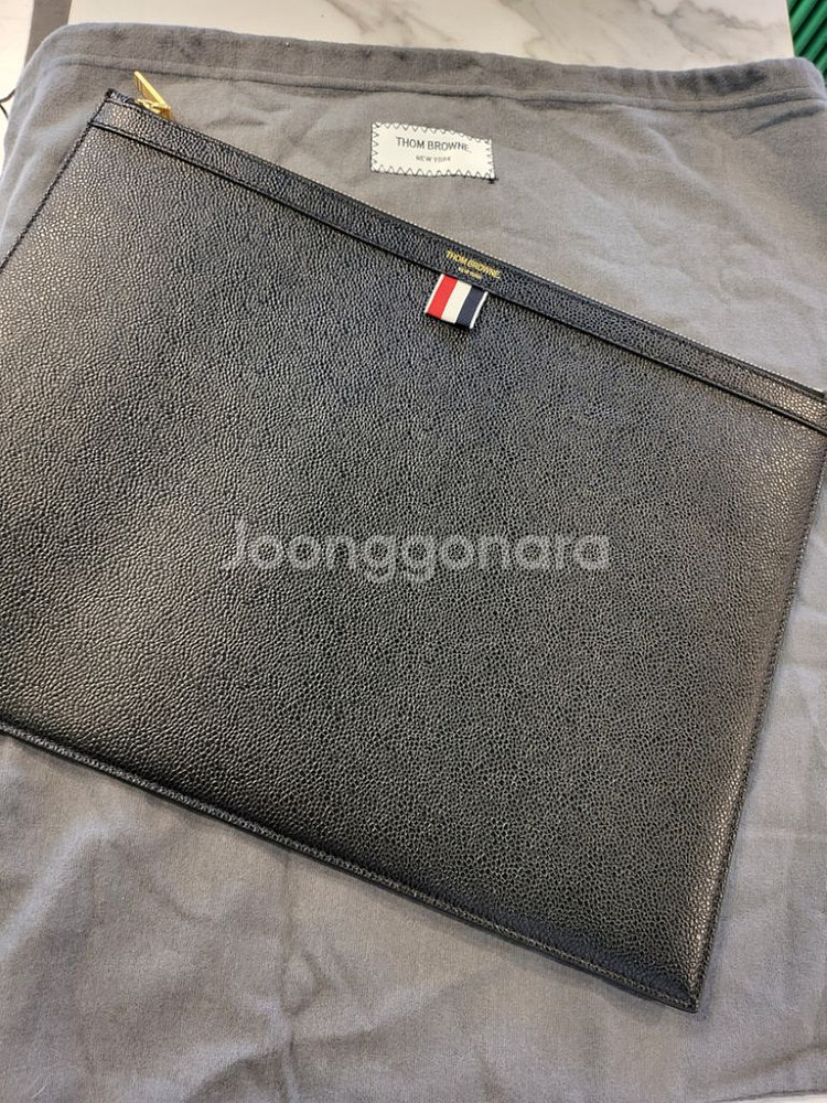 톰브라운 라지 클러치 39X28 MAC020L--0
