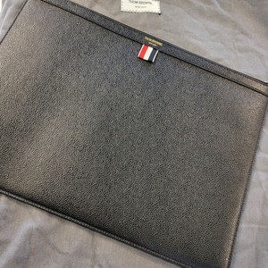 톰브라운 라지 클러치 39X28 MAC020L
