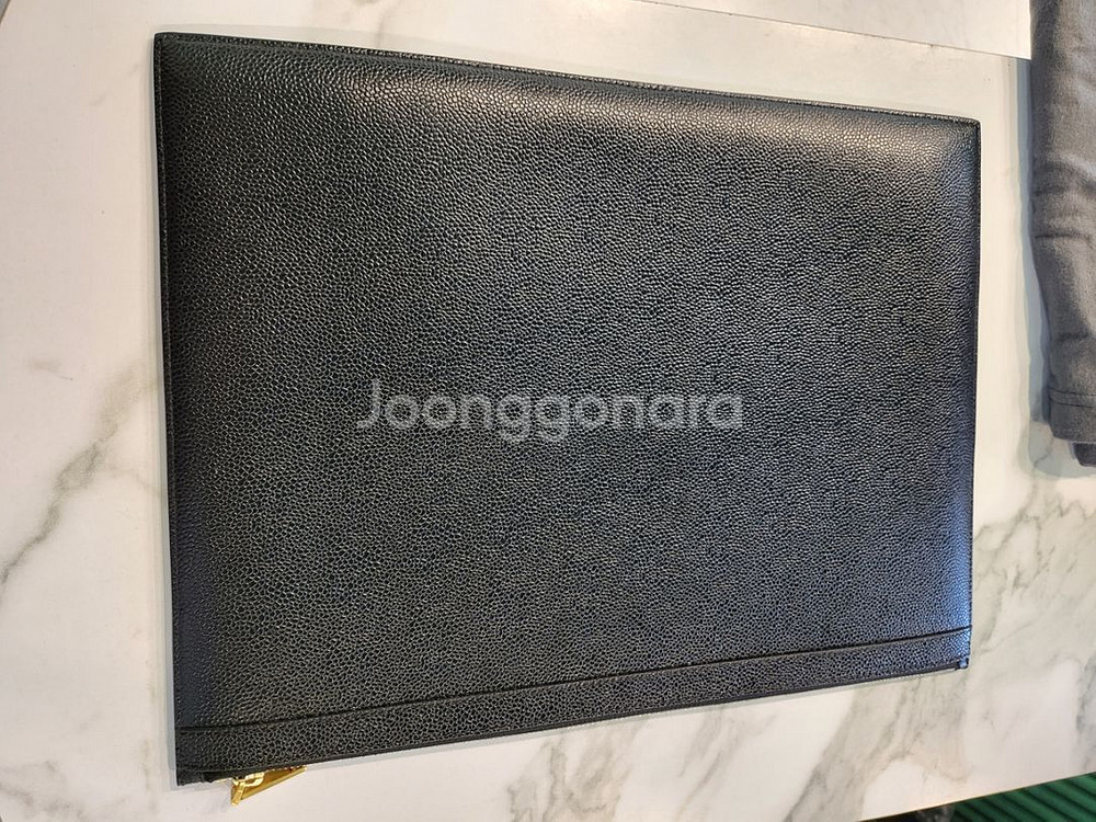 톰브라운 라지 클러치 39X28 MAC020L--2