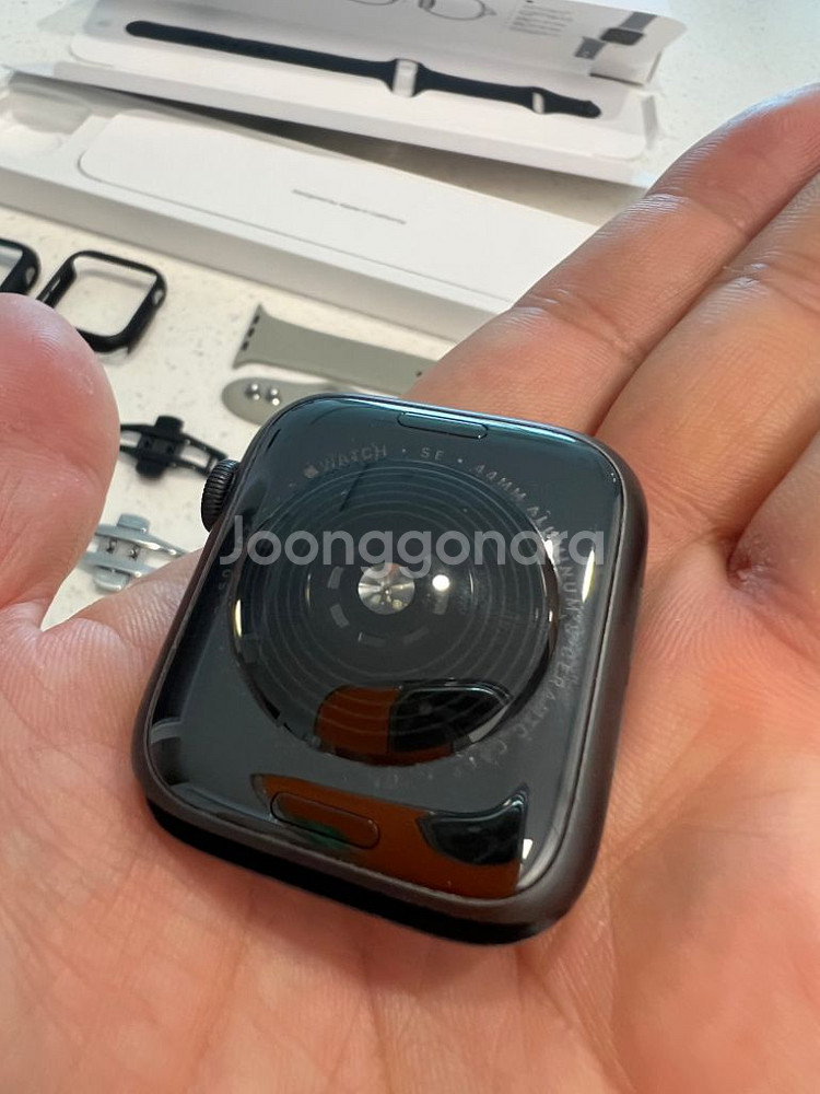 애플워치se 44mm GPS 스페이스그레이 풀박스팝니다--1