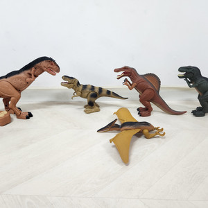 움직이는 공룡 장난감