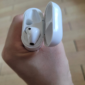 airpod 본체와 오른쪽 유닛