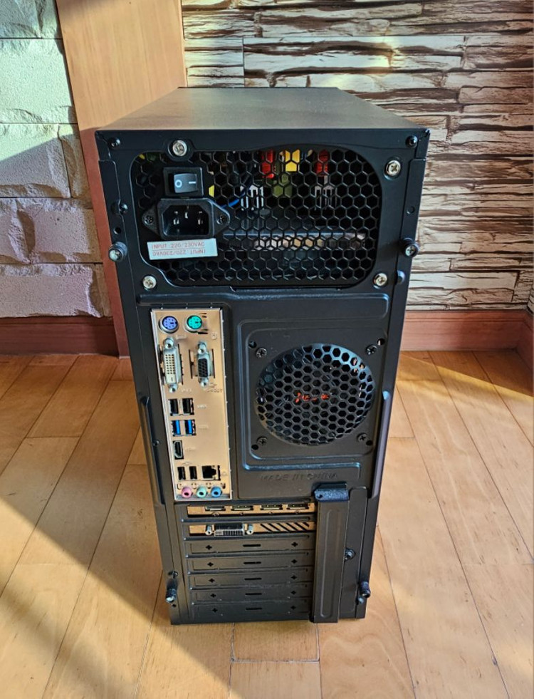 컴퓨터 본체 모니터 스피커팝니다--2