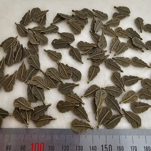 금속장식 황동색상 양면나뭇잎 약 16미리 100개 일괄