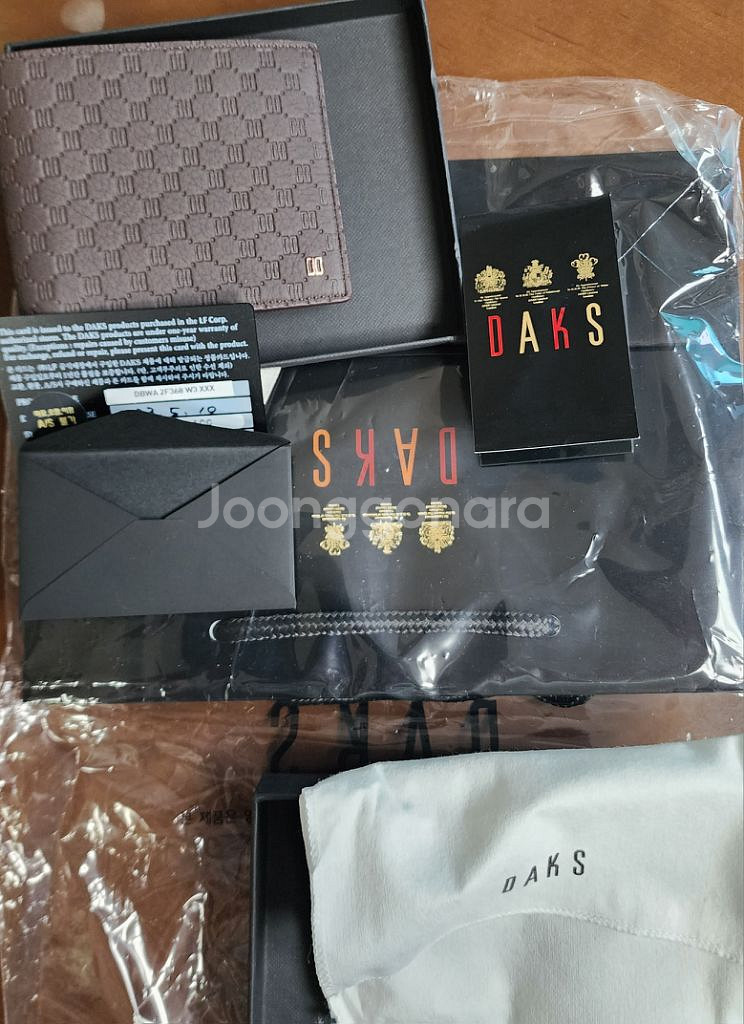 닥스 DAKS 브라운 가죽 반지갑 판매합니다--0
