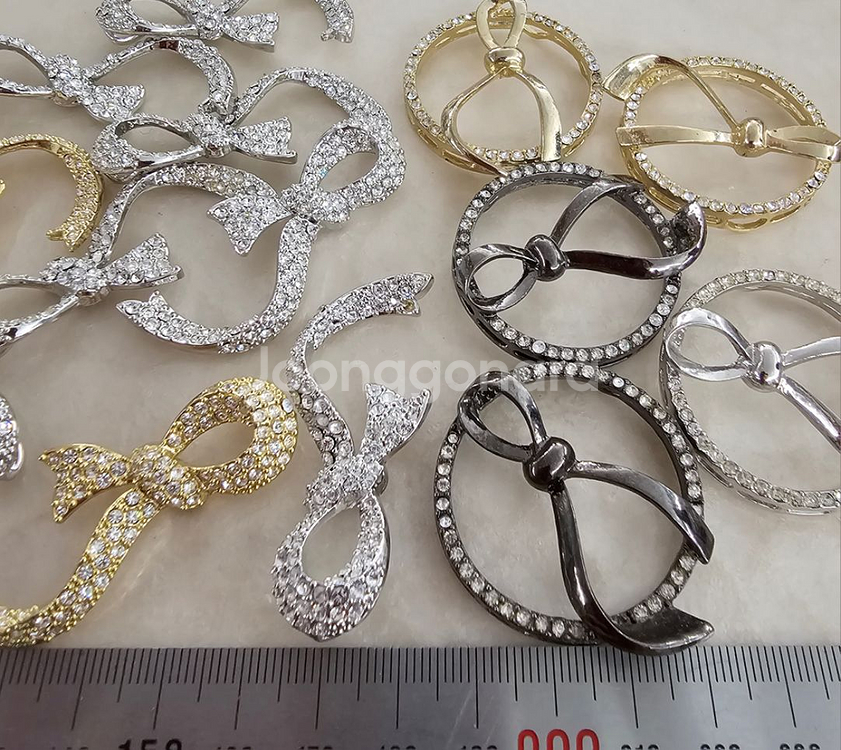 금속장식 한쪽리본 약 45~57미리 18개 일괄--1