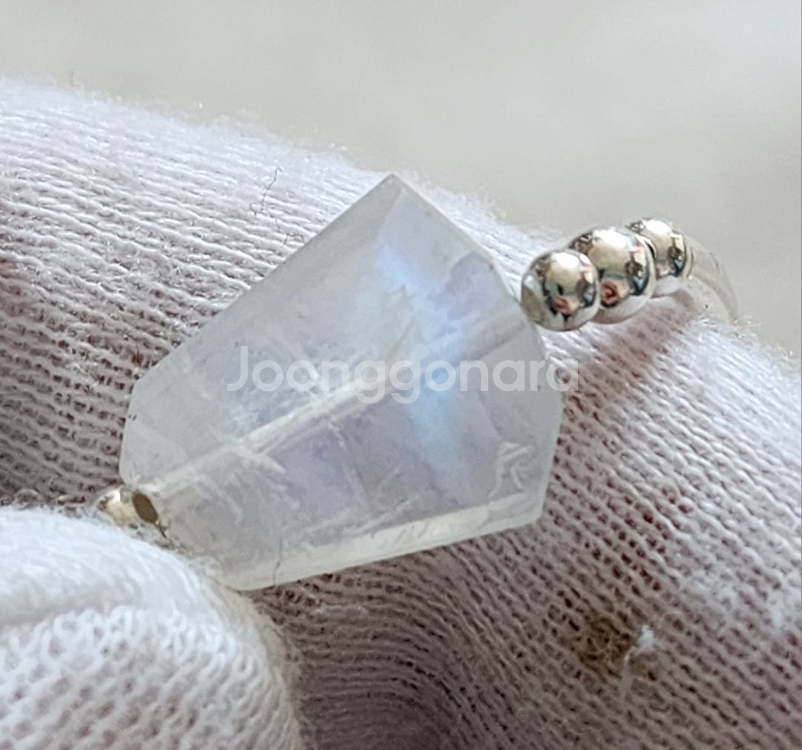 핸드메이드 블루문스톤 은팔찌 (925은)--1