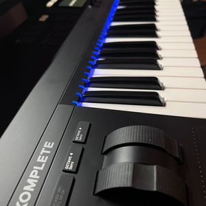 Komplete kontrol S61 컴플릿 컨트롤