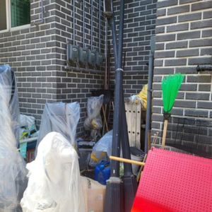 중고 가로등입니다.알루미늄 재질로 되어 있습니다.높이는