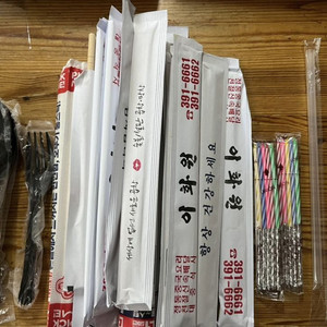 일회용 숟가락, 포크, 젓가락, 초, 빨대, 빵칼