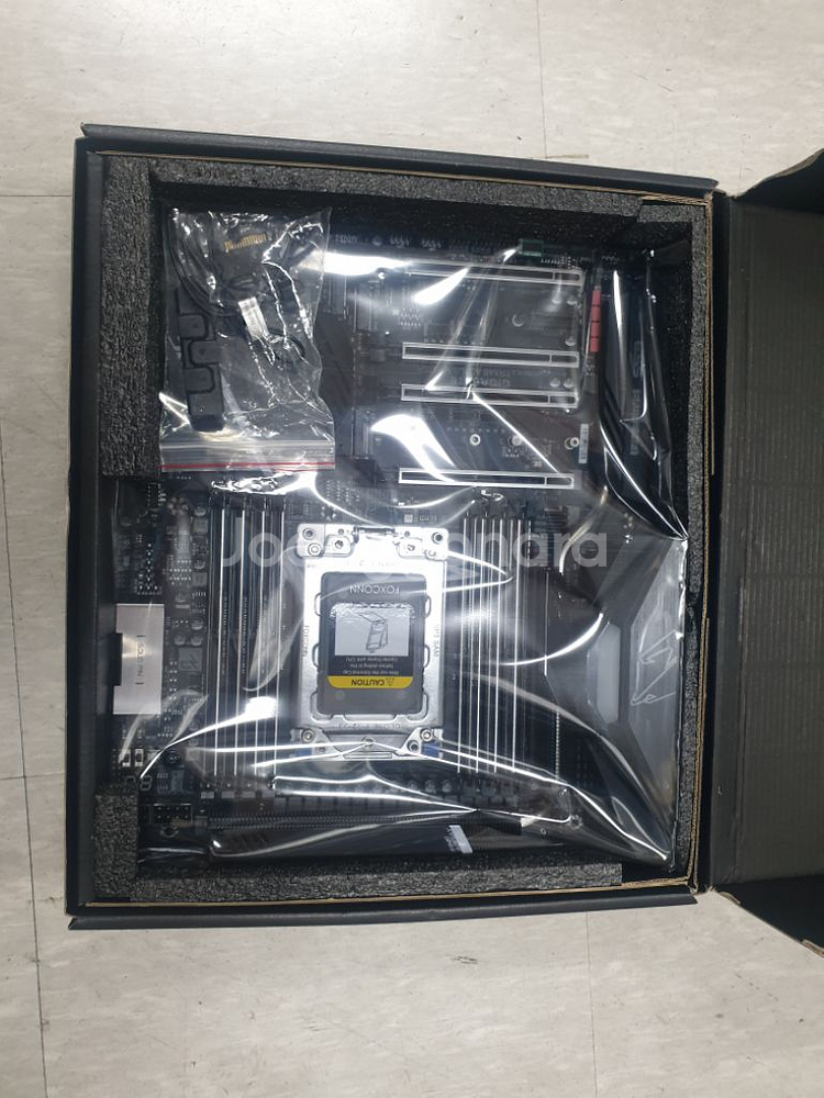 GIGABYTE TRX40 AORUS MASTER--1