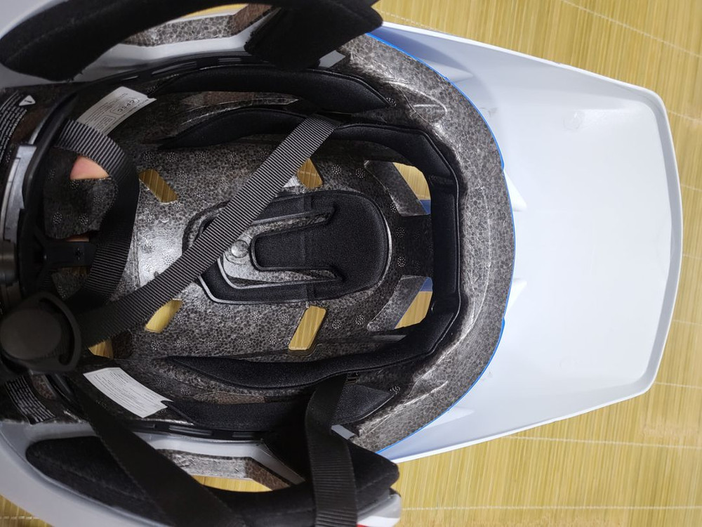 레드불 헬멧 팝니다.--4