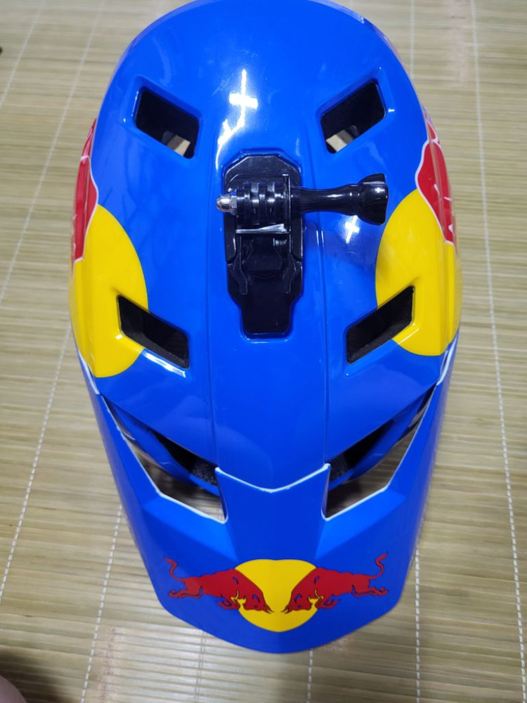 레드불 헬멧 팝니다.--3