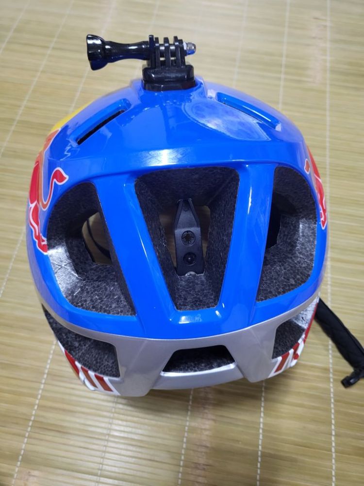 레드불 헬멧 팝니다.--2