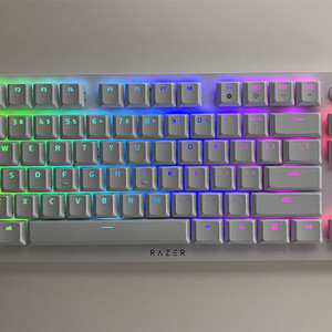 레이저 데스스토커v2 pro tkl 화이트 키보드