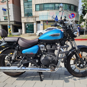 로얄엔필드 메테오350 22년형 신차급 팝니다