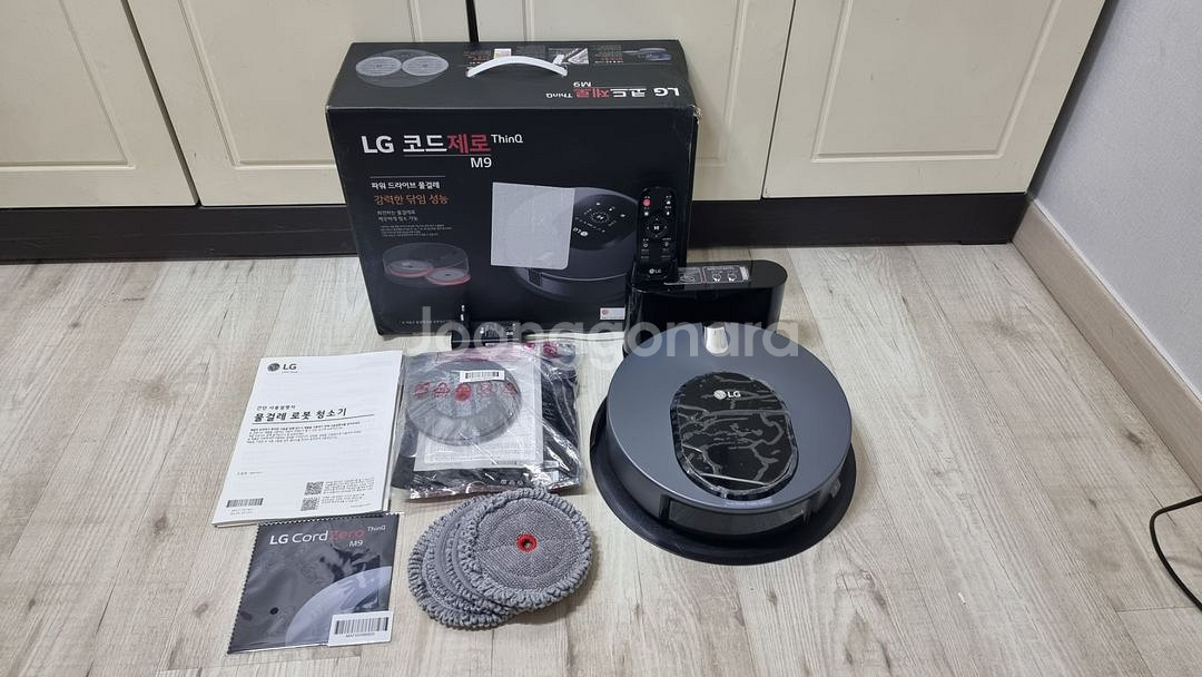 LG 코드제로 M9 물걸래 전용 로봇청소기 팝니다. ~--0