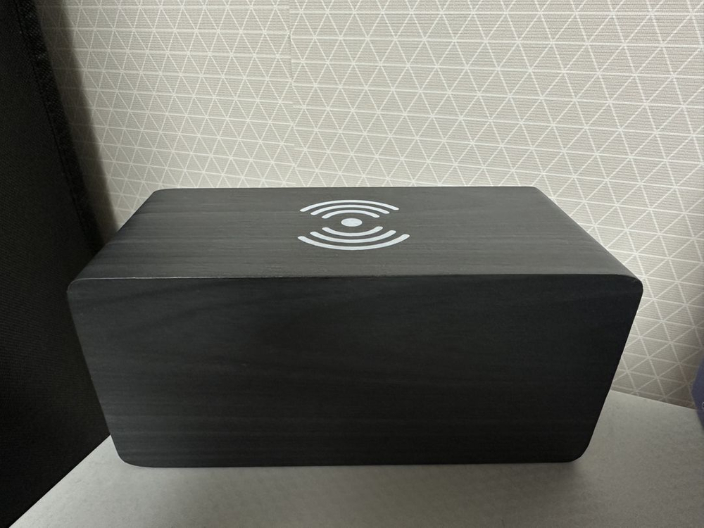 무선충전되는 탁상 LED시계--1