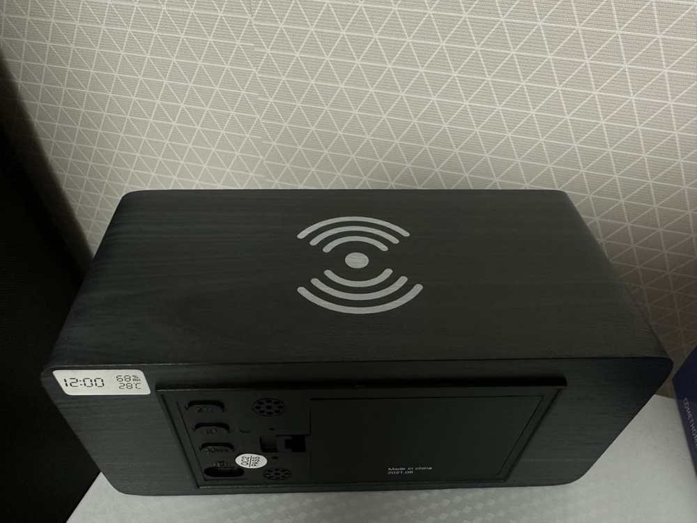 무선충전되는 탁상 LED시계--3