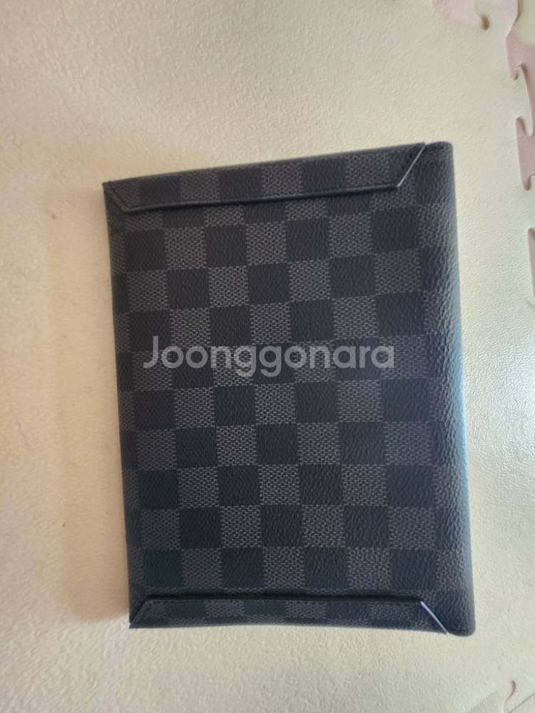 루이비통 톰브라운 스몰 파우치 팝니다.--1