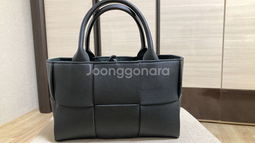 보테가베네타 미니 아르코 토트 (블랙)--3