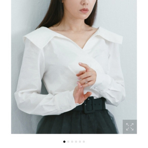 브라이드앤유 ELLIE V-neck blouse 1