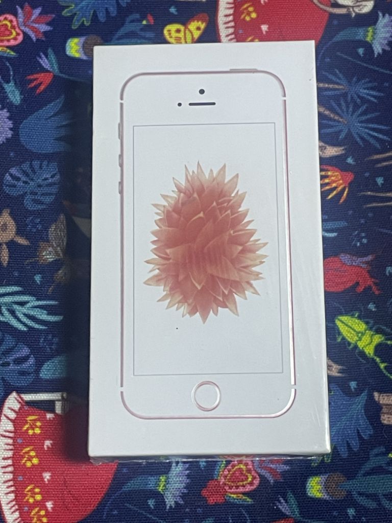 애플 아이폰SE 16기가 2016년 생산 미개봉품