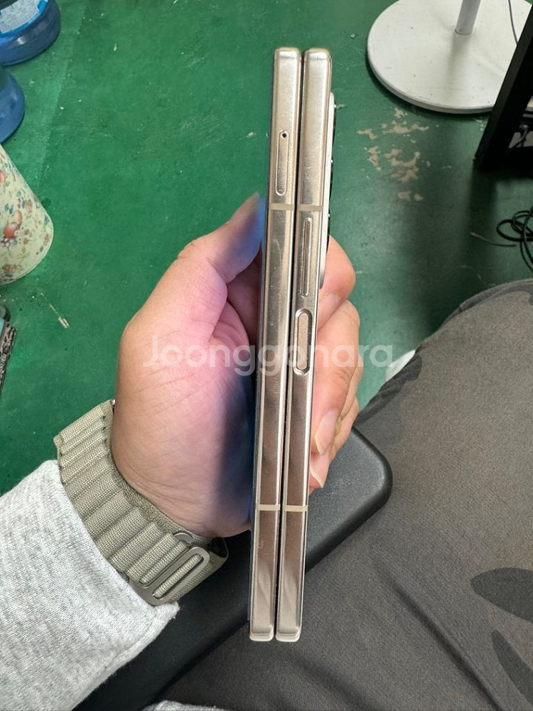 갤럭시 Z폴드4 크림 256GB 자급제 팝니다.--1