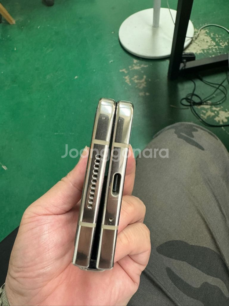 갤럭시 Z폴드4 크림 256GB 자급제 팝니다.--2