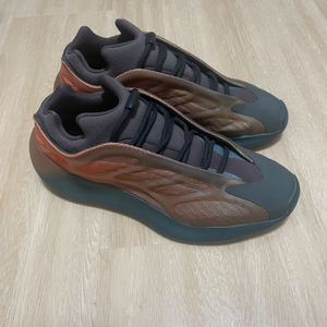 아디다스 YEEZY 700 V3 COPPER FADE