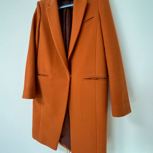 모조에스핀 겨울 코트 오렌지브라운 색상