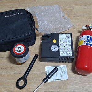 타이어 공기압축기, 소화기 입니다.