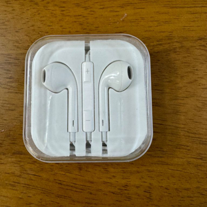 애플 정품 3.5mm 이어폰 2개 일괄 팬매 합니다.