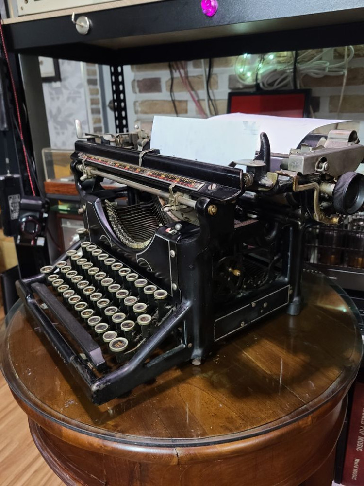 상태좋은 타자기의 대명사 빈티지 언더우드 타자기 이미지
