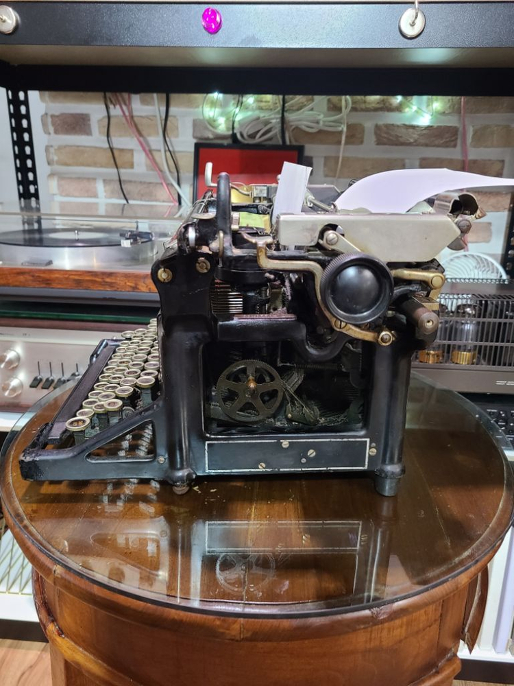 상태좋은 타자기의 대명사 빈티지 언더우드 타자기 이미지
