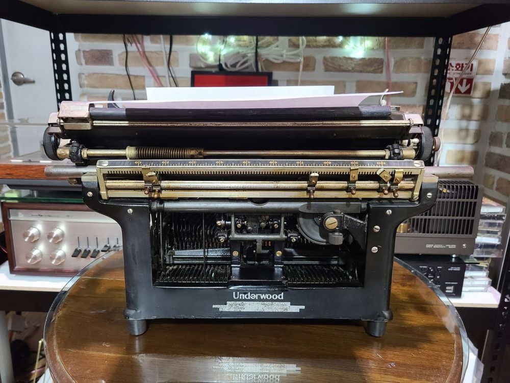 상태좋은 타자기의 대명사 빈티지 언더우드 타자기 이미지