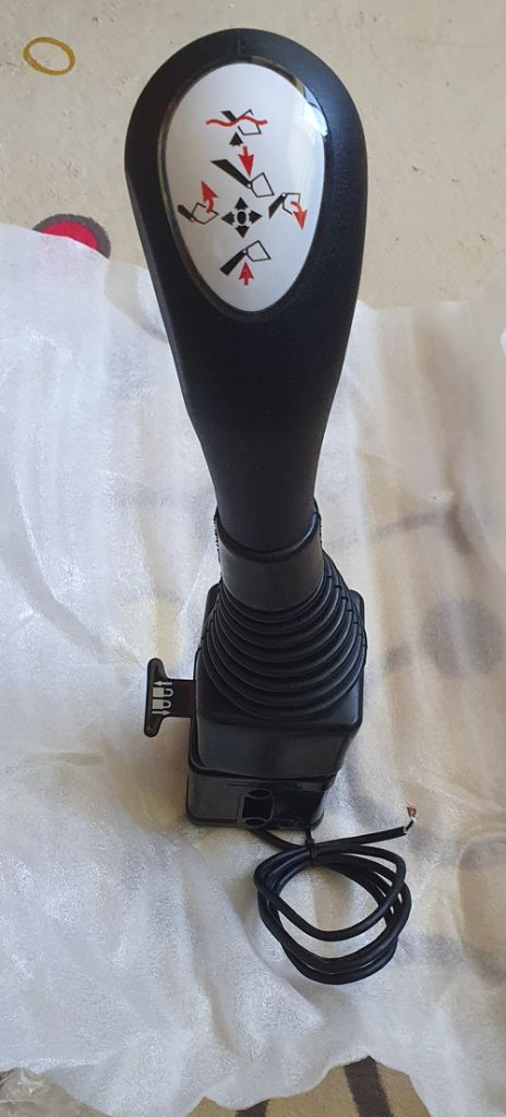 트랙터로더 조이스틱 내놓습니다--2