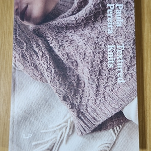 뜨개책 textured knits 팝니다