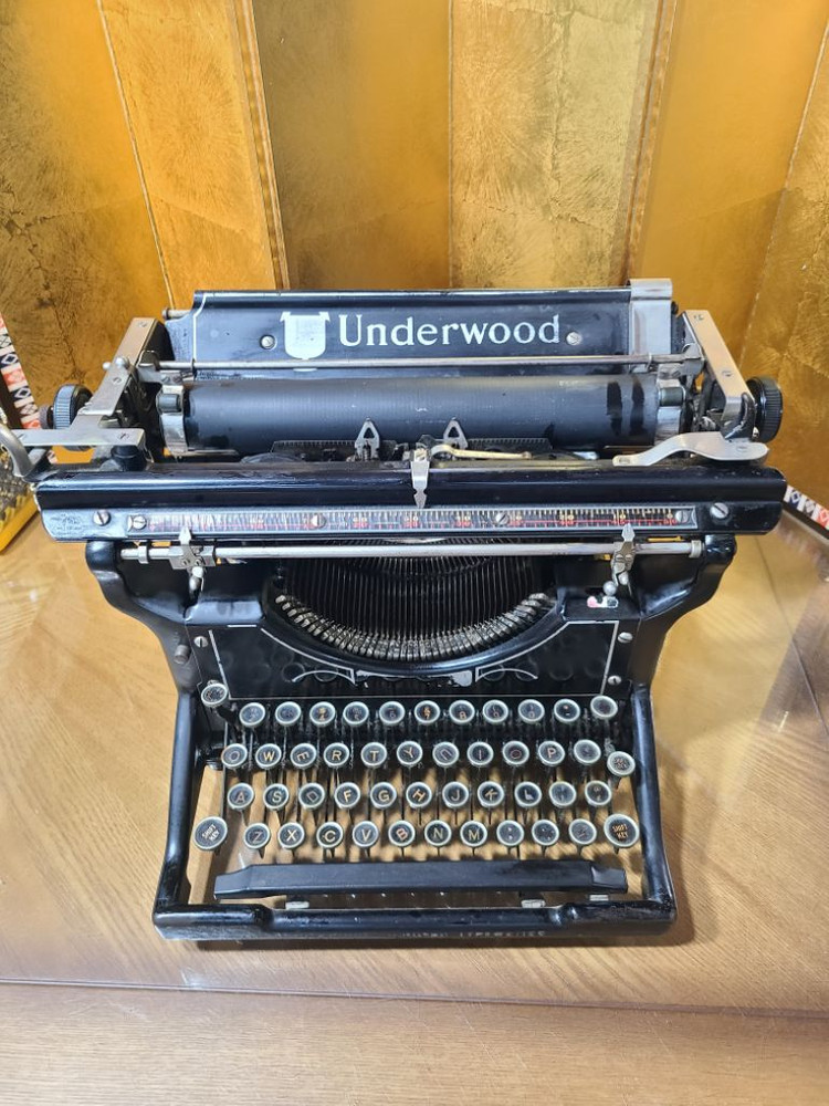 상태좋은 타자기의 대명사 빈티지 언더우드 타자기 이미지
