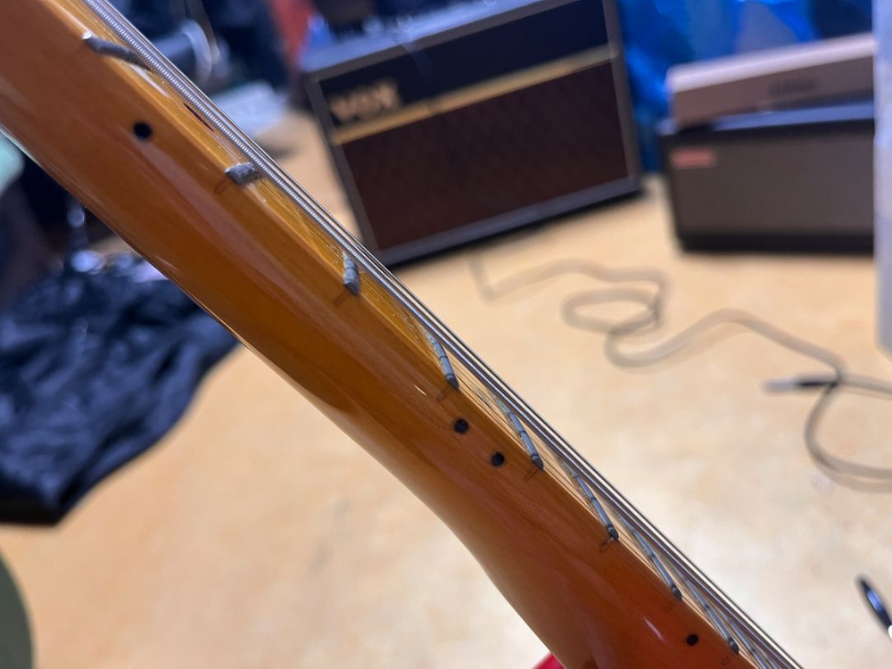 비욘드 클래식 X 빨간색 일렉기타 판매합니다--4