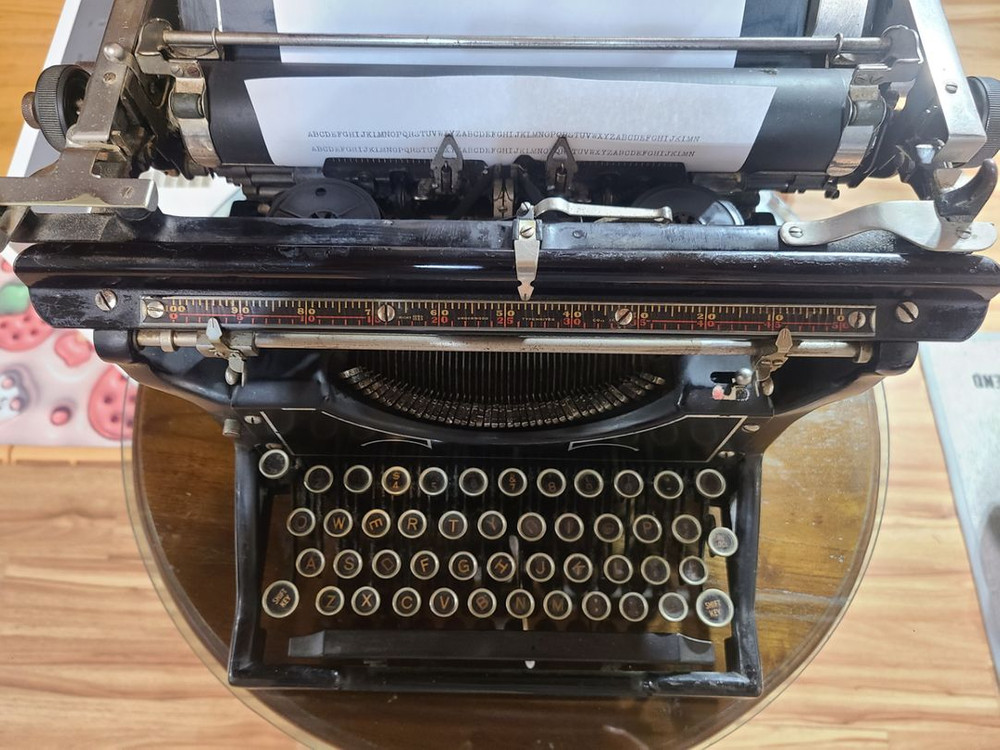 상태좋은 타자기의 대명사 빈티지 언더우드 타자기 이미지