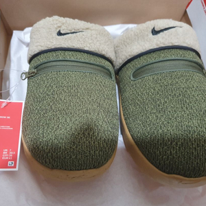 나이키 양털 슬리퍼 입니다.