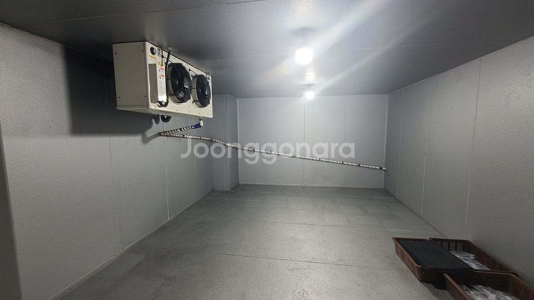 사용감없는 신제품 같은 냉동고 6평--2