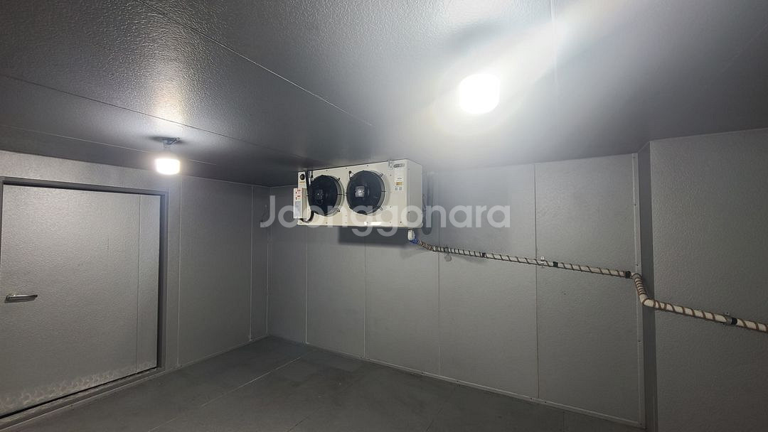 사용감없는 신제품 같은 냉동고 6평--5