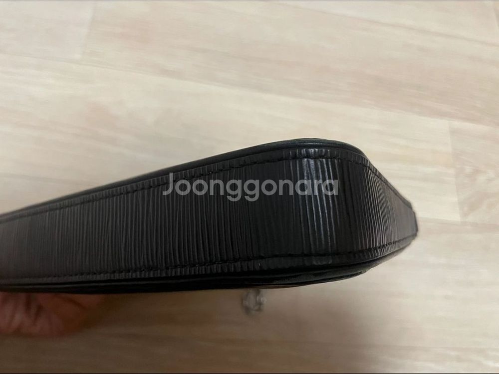루이비통 에피 이지 파우치 온 스트랩--9