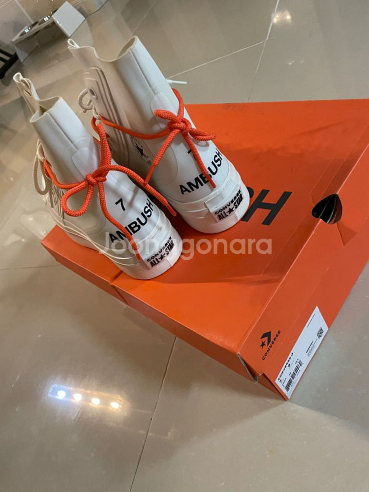 엠부쉬x컨버스 척 70 하이 화이트 255mm 팝니다--1