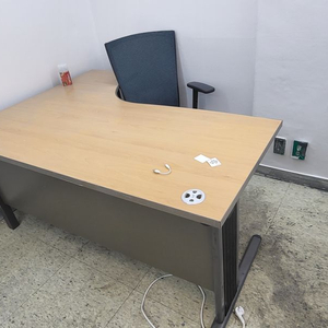 실내 사무실 / 매장 기역 자 책상 의자 포함