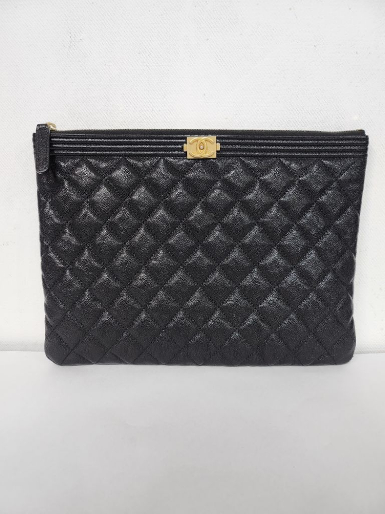샤넬 보이 캐비어 금장 블랙 클러치백 미디움 27번대--1