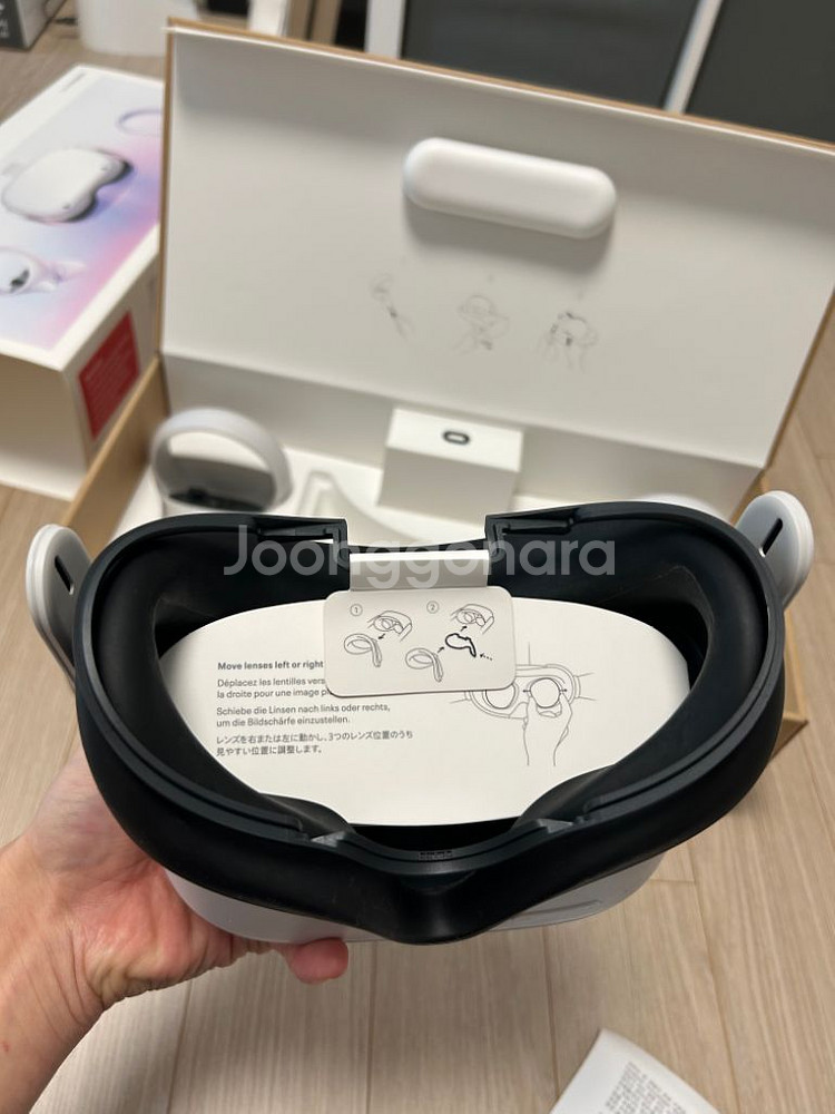 오큘러스 퀘스트 2 128gb 팔아요--1